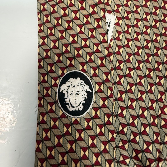 Versace Classic V2 Silk Tie Vintage Geometric Medusa Logo Gold Red - Picture 6 of 8